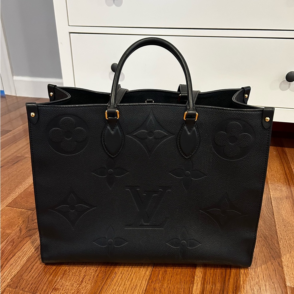 EUC Louis Vuitton ON THE GO GM BLACK travel bag